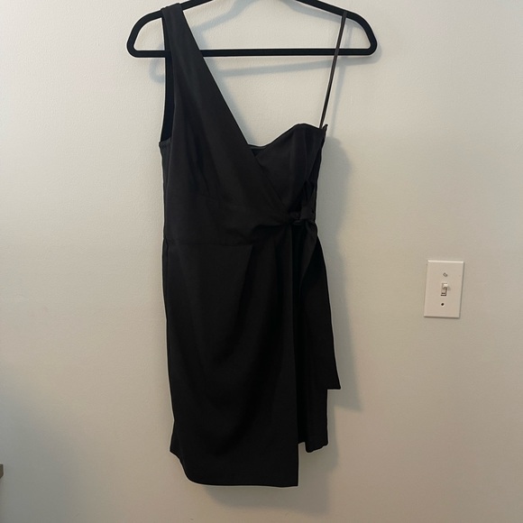 NWOT Club Monaco One Shoulder Wrap Jaspers Dress in Black - Size 4 - Picture 3 of 9